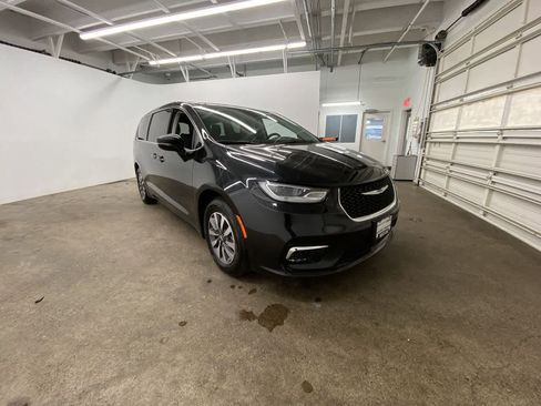 Used 2024 Chrysler Pacifica Select image 8