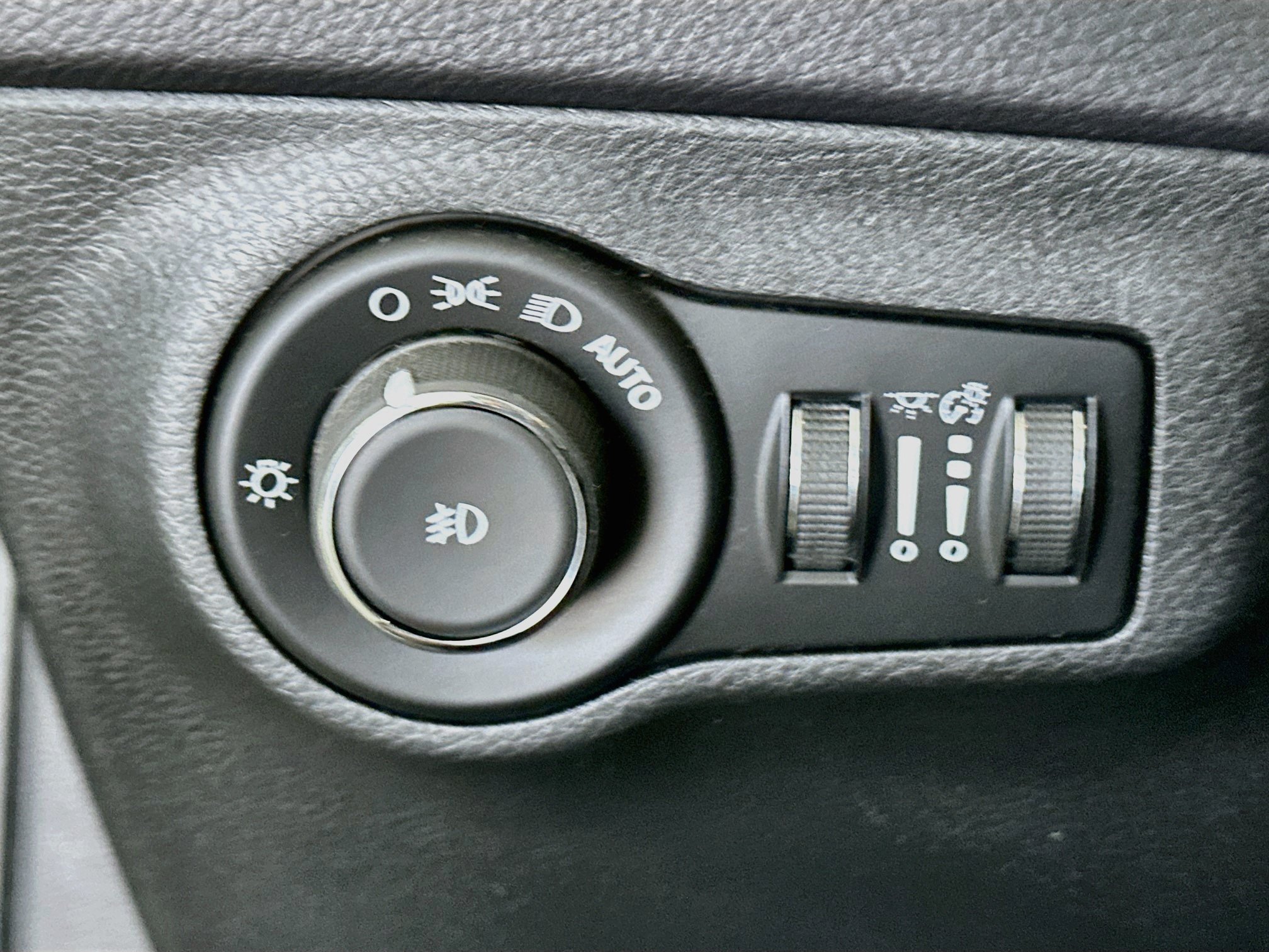 Used 2018 Jeep Compass Limited w/ Navigation Group AWD/4WD image 17