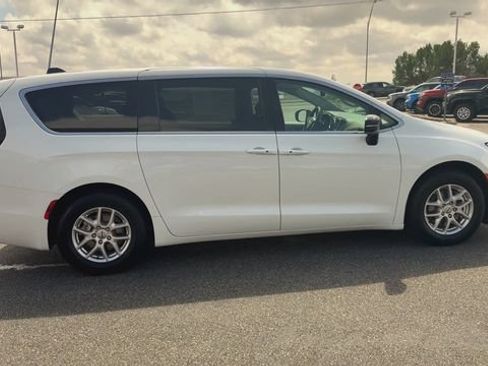Used 2024 Chrysler Pacifica Touring-L FWD image 9