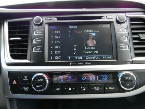 Used 2018 Toyota Highlander Plus AWD/4WD image 12