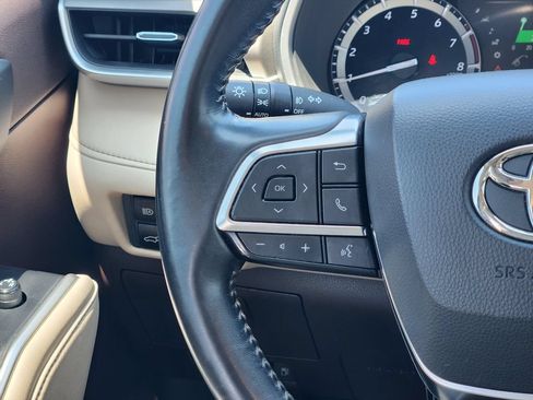 Used 2021 Toyota Highlander XLE FWD image 28