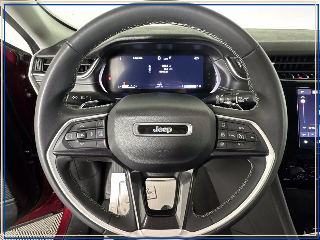 Used 2023 Jeep Grand Cherokee Laredo AWD/4WD image 18