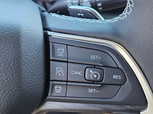 New 2025 Jeep Grand Cherokee Limited w/ Luxury Tech Group II RWD image 28