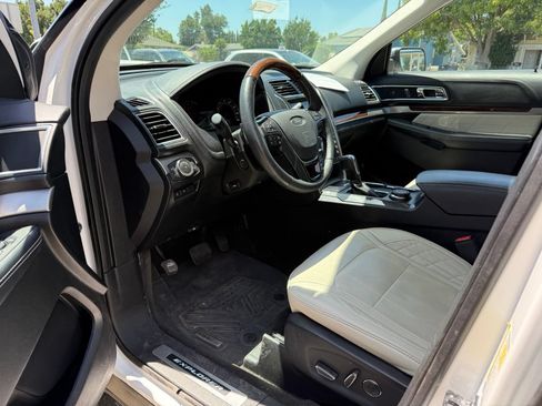 Used 2017 Ford Explorer Platinum AWD/4WD image 5