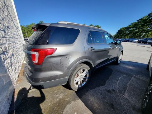 Used 2017 Ford Explorer XLT w/ Equipment Group 202A FWD image 4