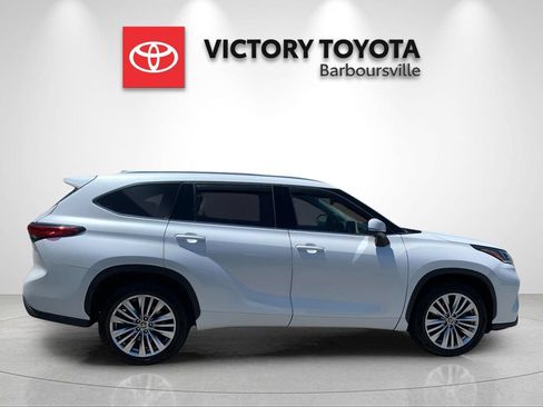 Used 2023 Toyota Highlander Platinum FWD image 6
