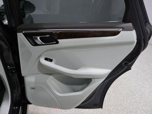 Used 2021 Porsche Macan Turbo AWD/4WD image 21