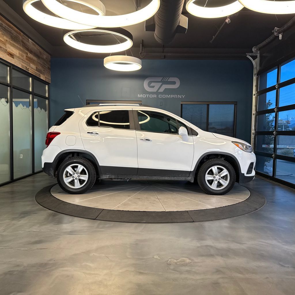 Used 2018 Chevrolet Trax LT w/ LT Convenience Package AWD/4WD image 2