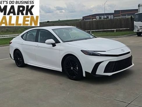 Used 2025 Toyota Camry SE FWD image 2