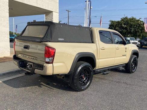 Used 2017 Toyota Tacoma TRD Sport AWD/4WD image 9