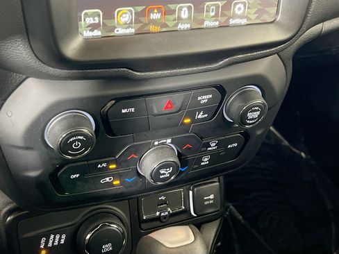 Used 2022 Jeep Renegade Latitude image 16