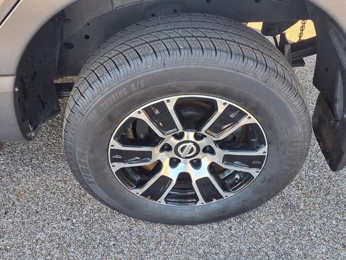 Used 2021 Nissan Titan SV w/ SV Convenience Package image 25