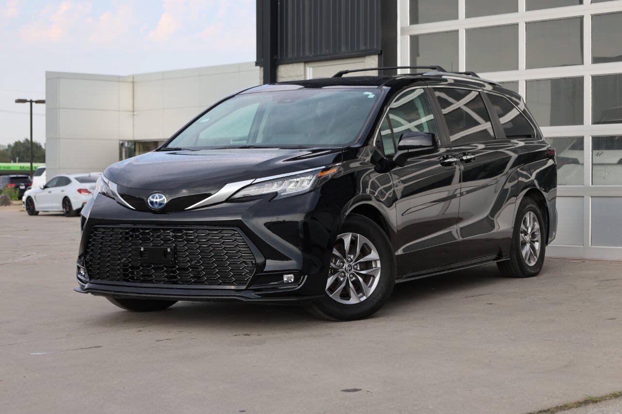 Used 2023 Toyota Sienna XLE FWD image 3