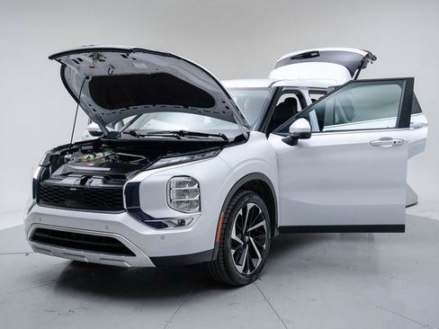 Used 2024 Mitsubishi Outlander SE image 18