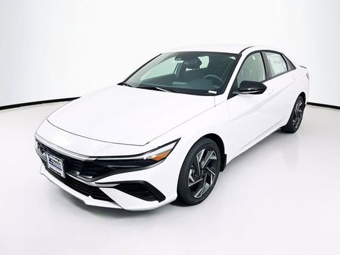 New 2025 Hyundai Elantra SEL image 3