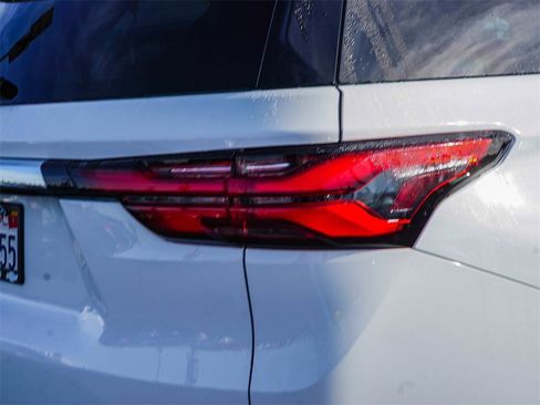 Used 2023 Chevrolet Traverse LS w/ Safety Package image 7