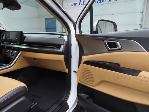 Used 2022 Kia Carnival LX FWD image 27