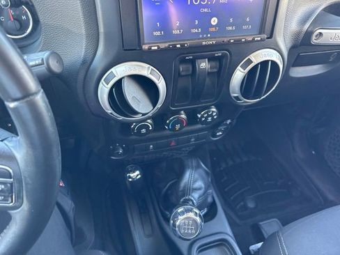 Used 2017 Jeep Wrangler Sahara AWD/4WD image 17