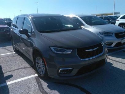 Used 2025 Chrysler Pacifica Select