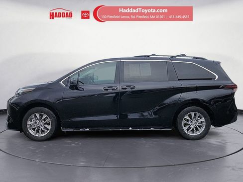 Used 2025 Toyota Sienna LE image 2