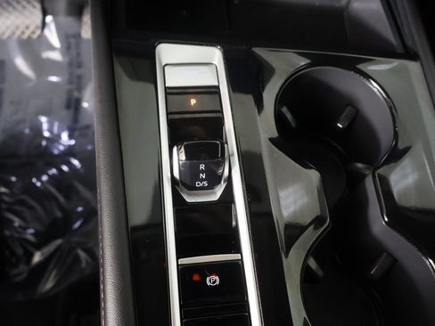 Used 2025 Volkswagen Atlas SE AWD/4WD image 46