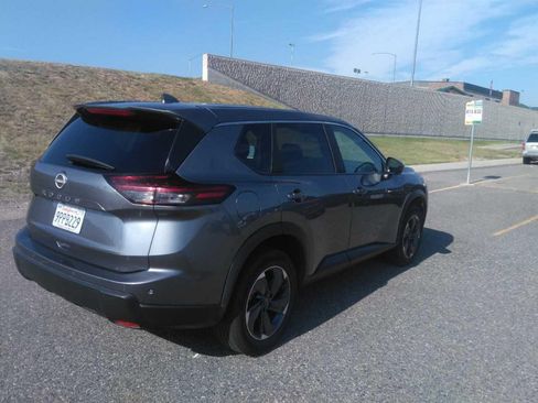 Used 2025 Nissan Rogue SV FWD image 3