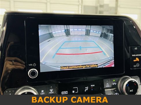 Used 2023 Toyota Highlander XLE image 7