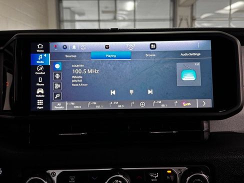 Used 2024 Jeep Gladiator Sport AWD/4WD image 16