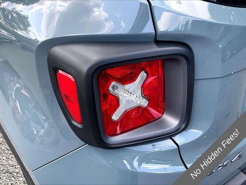 Used 2017 Jeep Renegade Trailhawk w/ Premium Trailhawk Package AWD/4WD image 26