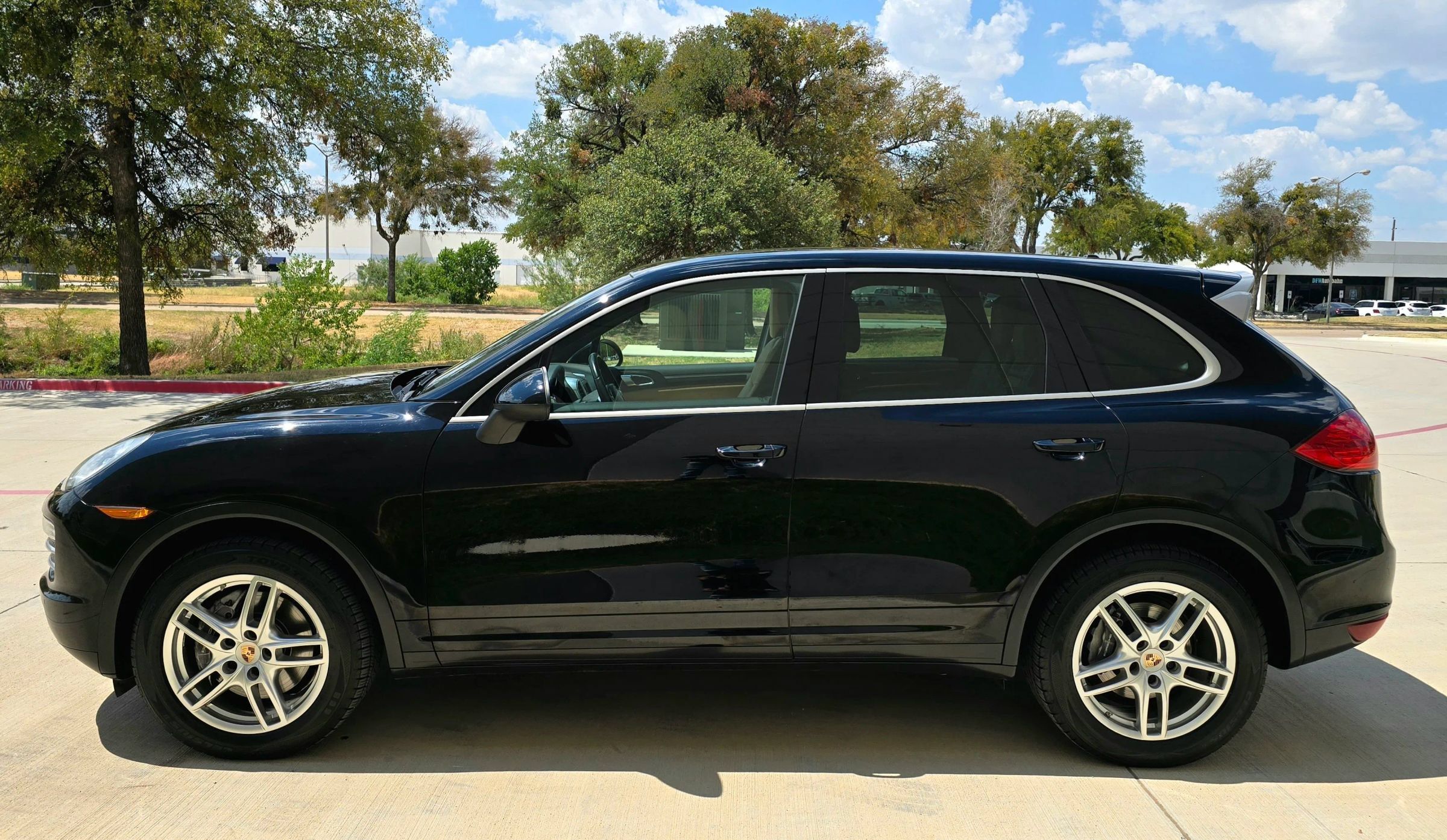 Used 2014 Porsche Cayenne Platinum Edition AWD/4WD image 9