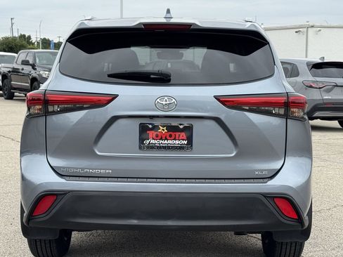 Used 2023 Toyota Highlander XLE FWD image 5