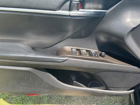 Used 2021 Toyota Camry SE FWD image 9