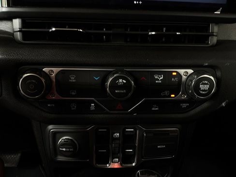 Used 2025 Jeep Wrangler Unlimited Sport AWD/4WD image 23