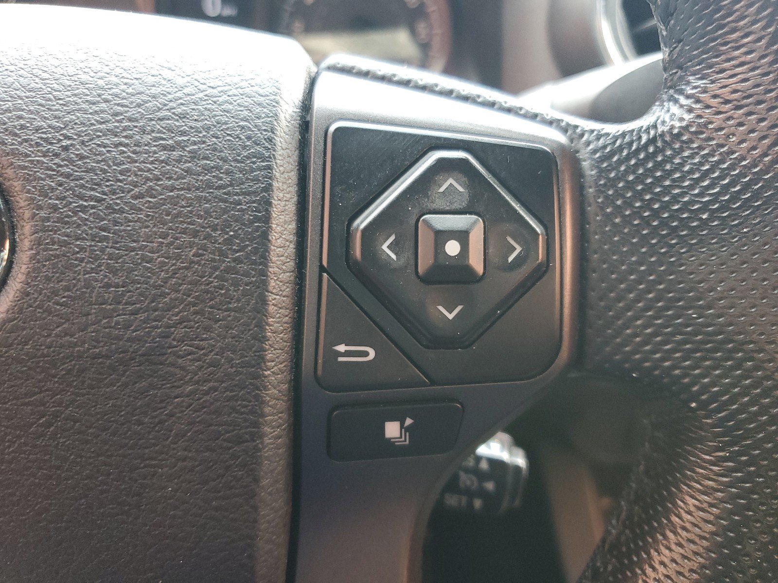 Used 2016 Toyota Tacoma TRD Off-Road w/ Premium & Technology Package RWD image 24