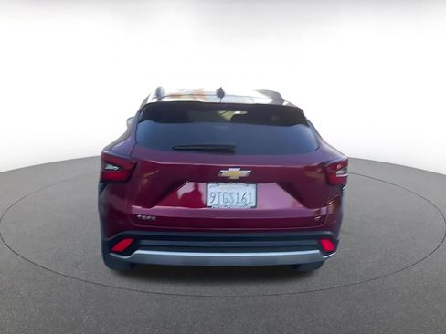 Used 2025 Chevrolet Trax LT w/ LT Convenience Package image 12