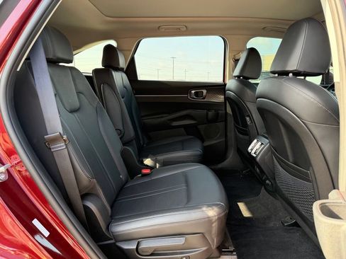 Certified 2025 Kia Sorento EX w/ Panoramic Sunroof Package FWD image 29