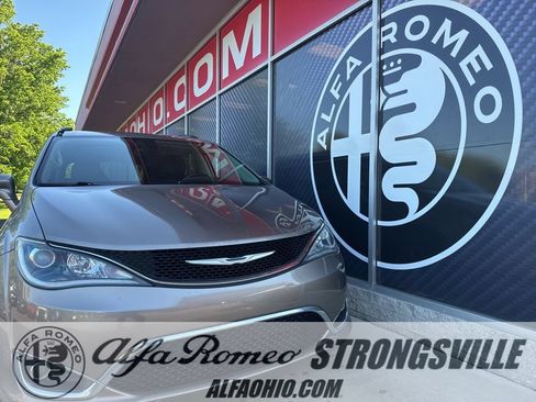 Used 2017 Chrysler Pacifica Touring-L FWD image 1