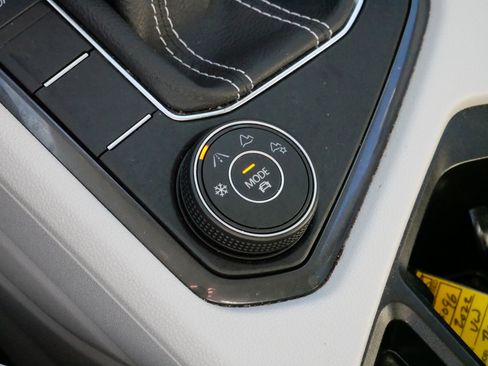 Certified 2022 Volkswagen Tiguan SE w/ Panoramic Sunroof Package image 27