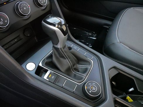 Certified 2022 Volkswagen Taos SE image 24