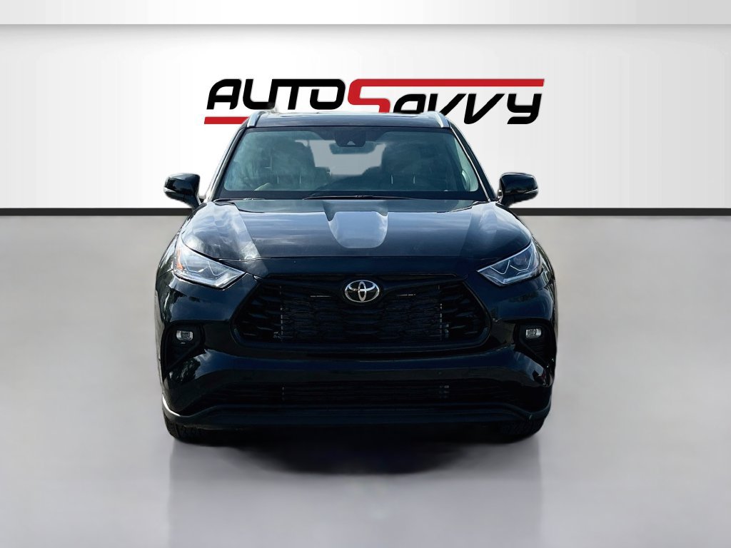 Used 2024 Toyota Highlander Limited FWD image 2