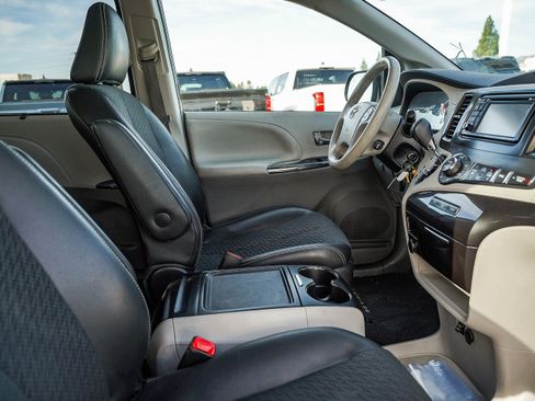 Used 2014 Toyota Sienna SE image 18