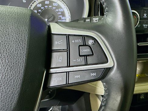 Used 2023 Toyota Highlander XLE image 17