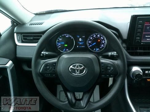 Used 2021 Toyota RAV4 LE image 12