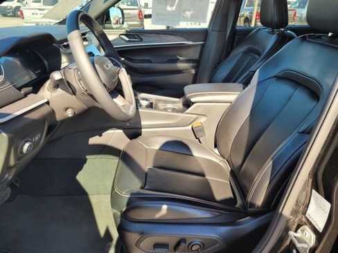 Used 2024 Jeep Grand Cherokee L Limited w/ Luxury Tech Group II AWD/4WD image 17
