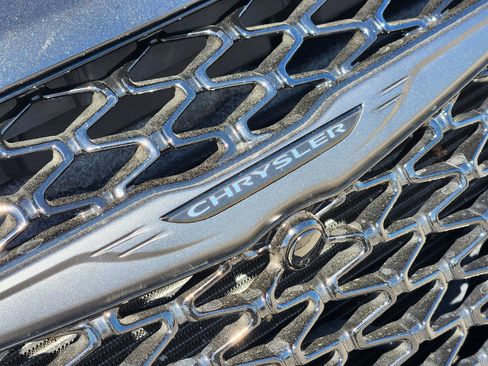 Used 2023 Chrysler Pacifica Limited w/ Uconnect Theater Family Group image 12