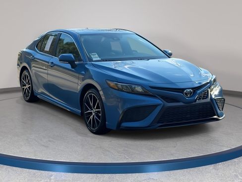 Used 2023 Toyota Camry SE image 3