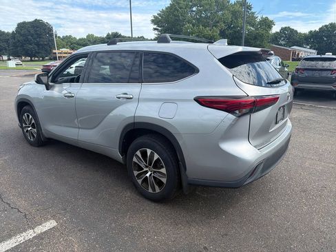 Used 2020 Toyota Highlander XLE AWD/4WD image 5