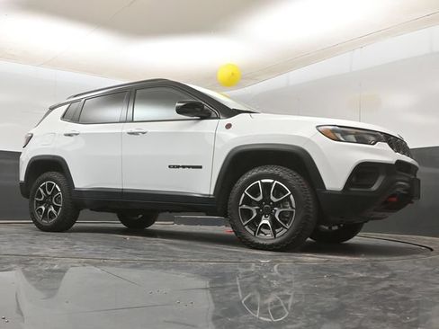 Used 2025 Jeep Compass Trailhawk AWD/4WD image 9