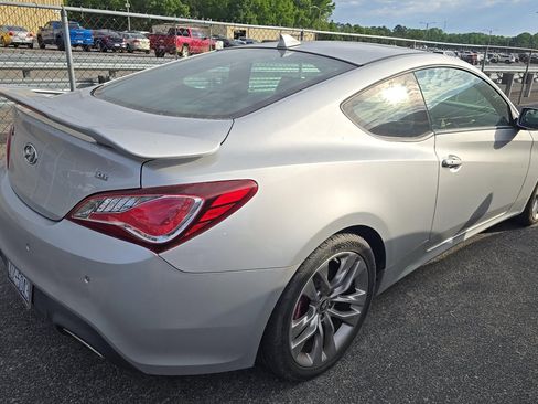 Used 2016 Hyundai Genesis Coupe 3.8 RWD image 3
