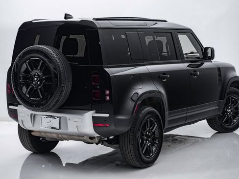 Used 2025 Land Rover Defender 110 S image 11